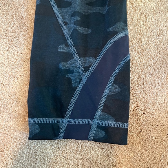 Lululemon New York City Soul Cycle blue camouflage cropped leggings, size 4 - Picture 4 of 6